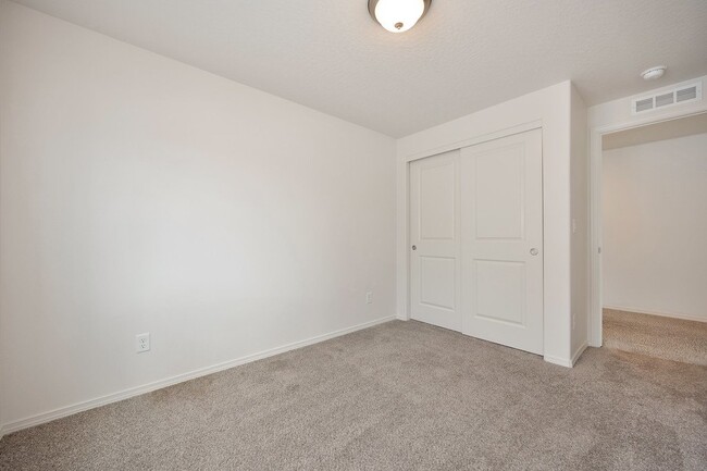 Building Photo - Bright 3-Bedroom Retreat with 2 Full Baths...