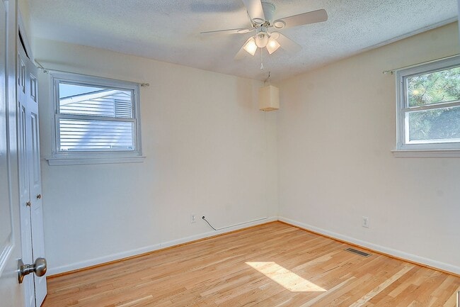 Building Photo - 3 BDRM / 2.5 BATH with FENCED BACKYARD - WINDSOR WOODS!