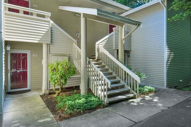 Building Photo - Your Sun-Drenched Redmond Retreat Awaits!
