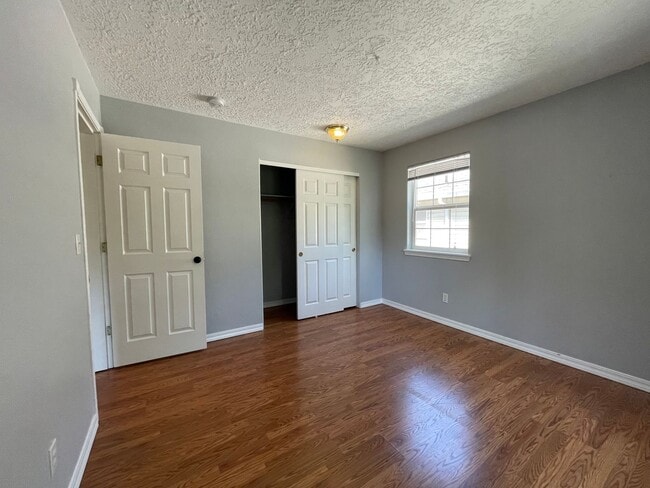 Building Photo - SE Home 3Bd/2.5Ba Home Close to the Willamette River off McLoughlin Blvd. 2 Car Garage and Washer...