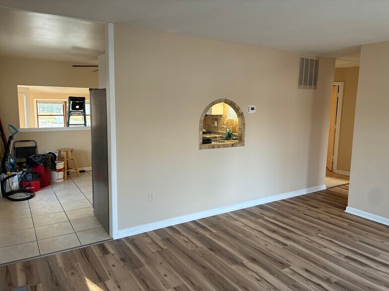 Building Photo - 325 Walgrove Rd