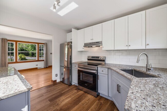 Building Photo - Meticulously maintained 3-bedroom, 2-bath ...