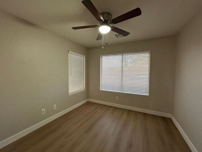 Building Photo - 434 E Chicory Pl