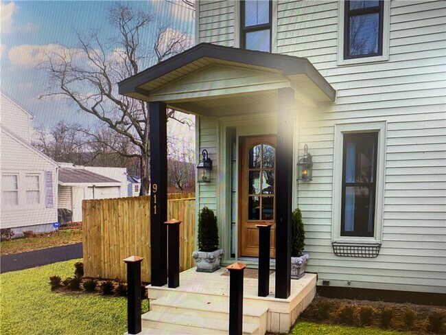 Building Photo - 911 S Main St