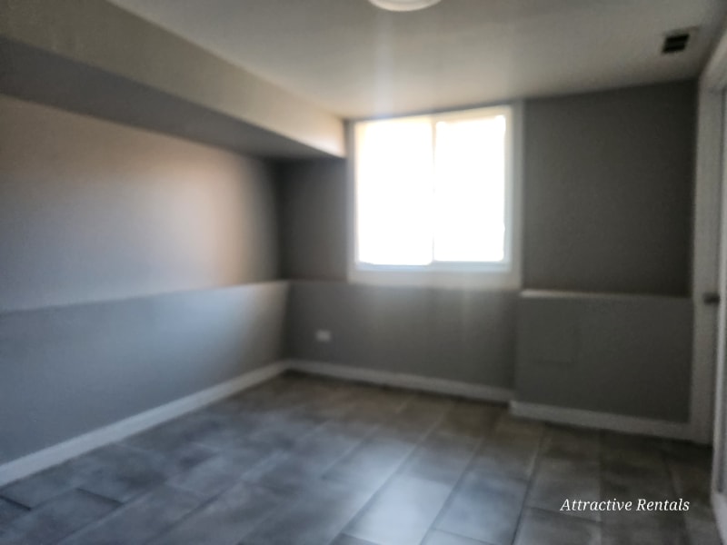 Building Photo - 7321 S Kenwood Ave