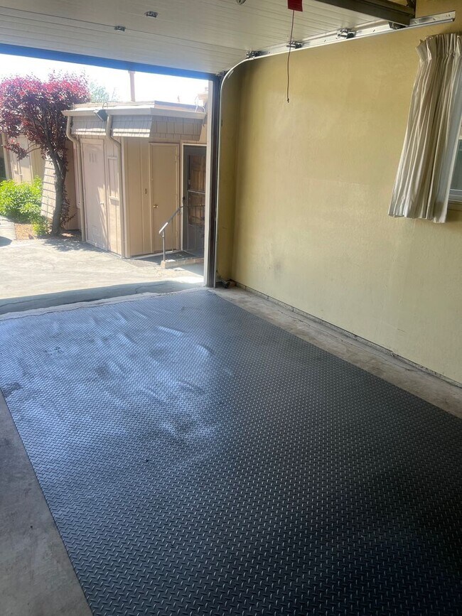 Building Photo - Chateau Du Lac condo available with Lakefront views and communty pool! A must see! Avail. for lon...