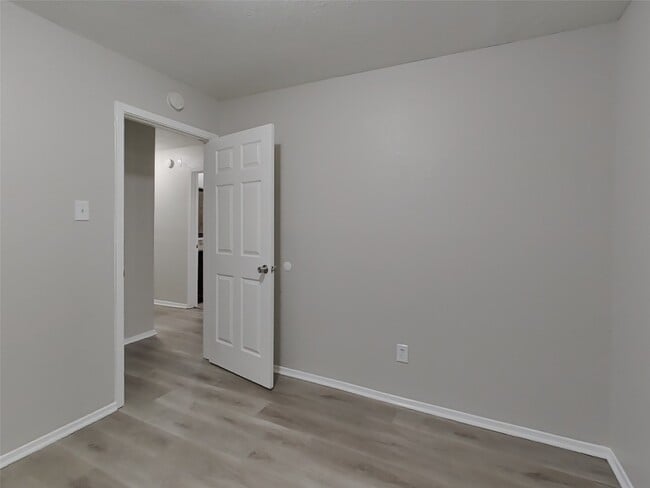 Building Photo - 2047 Lexington Woods Dr