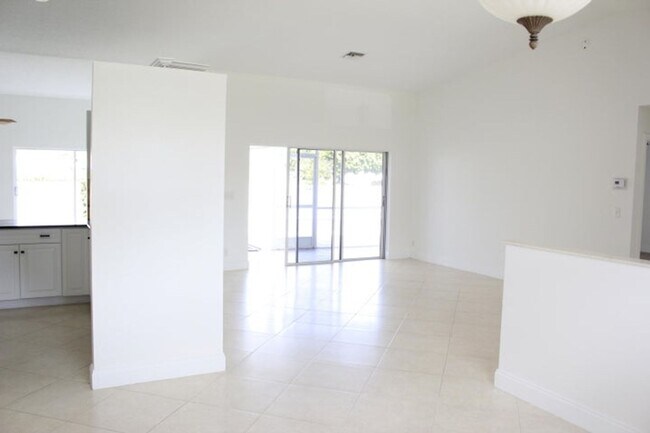 Building Photo - 4593 Bucida Rd