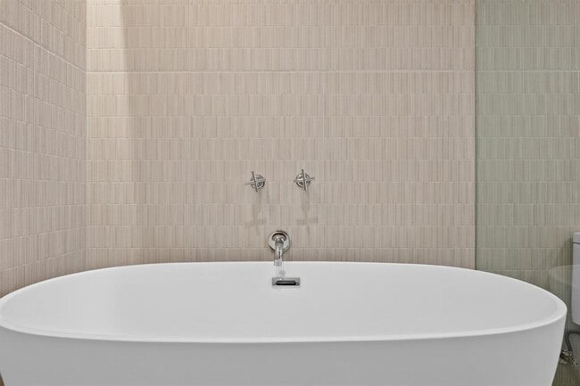 Building Photo - 610 Davis St