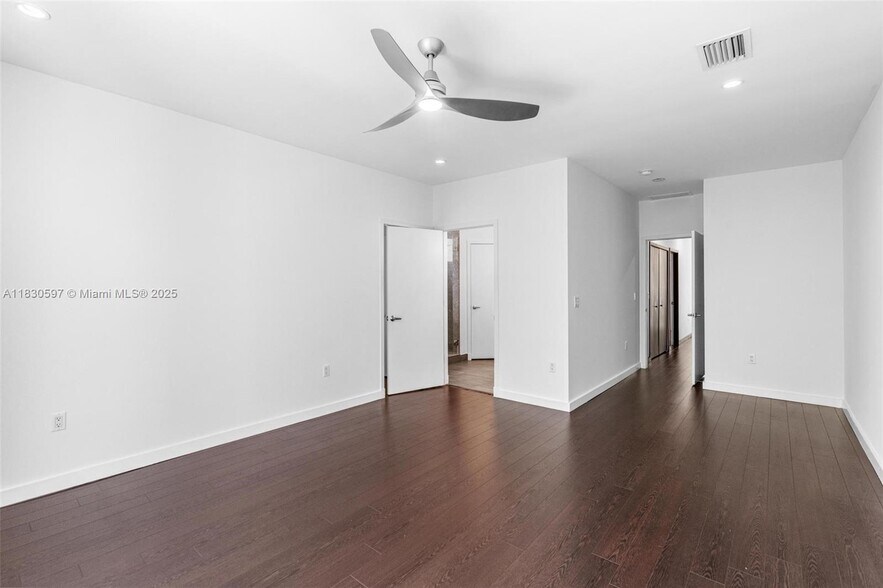 Building Photo - 3563 SW 1st Ave