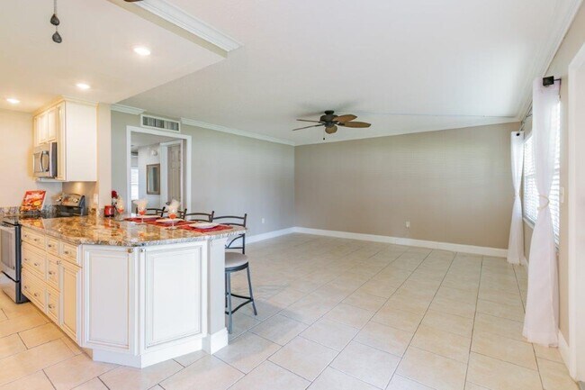 Building Photo - 650 Pinellas Point Dr S