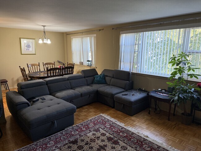 Building Photo - 893 Farmington Ave