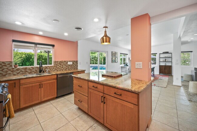 Building Photo - 43795 Acacia Dr