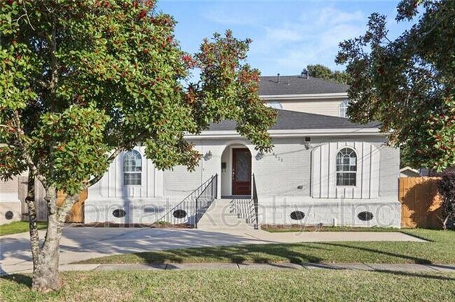 Building Photo - 4421 Lakewood Dr