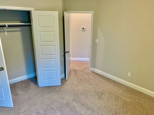 Building Photo - Gorgeous 5 bedroom home. Spacious and Elegant!