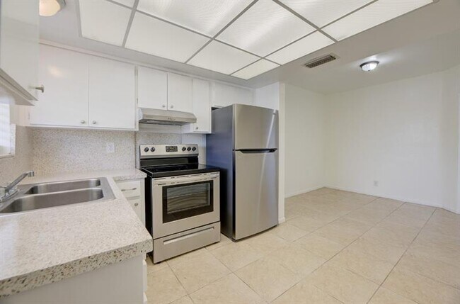 Building Photo - 1033 NW 30th Ct