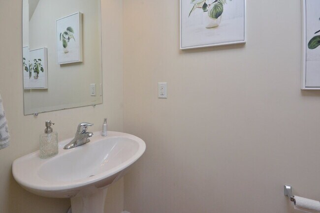 Building Photo - Modern 2BR/2.5BA Townhome in Stratford Lak...