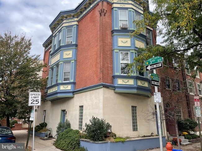 Building Photo - 261 Queen St