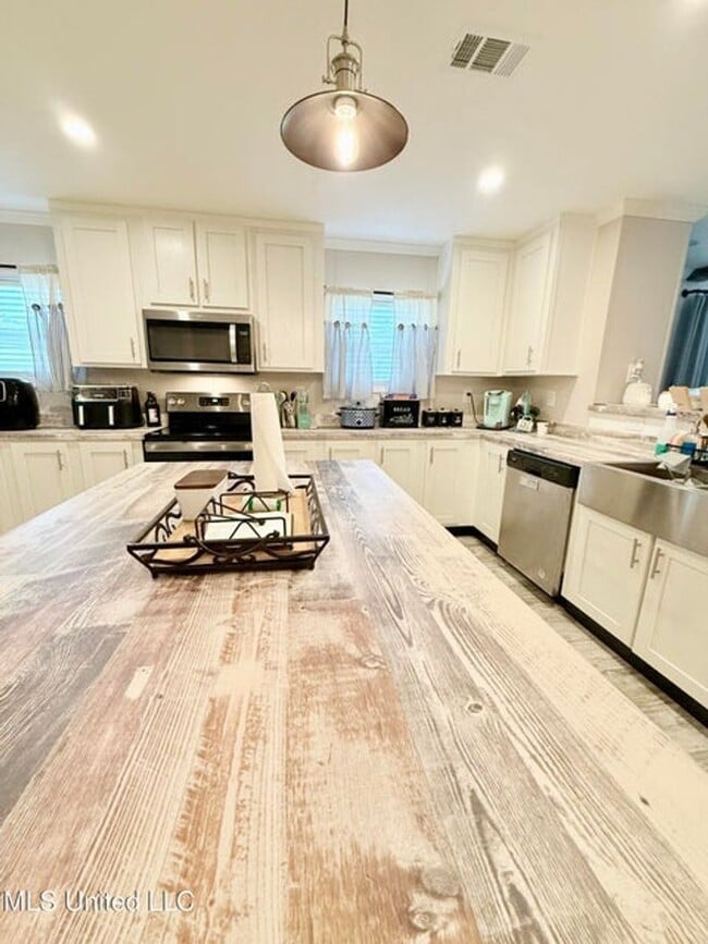 Building Photo - Spacious 5-Bedroom Home on Half an Acre