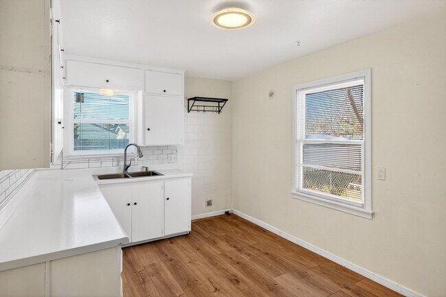 Building Photo - 2011 W 16th St