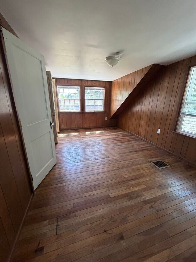Building Photo - 3 Bedroom, 2 Full Bath Home with 4-Season Room, Garage & Large Lot