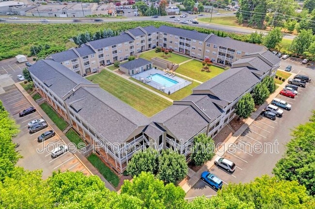 Building Photo - 305 Country Club Dr NE
