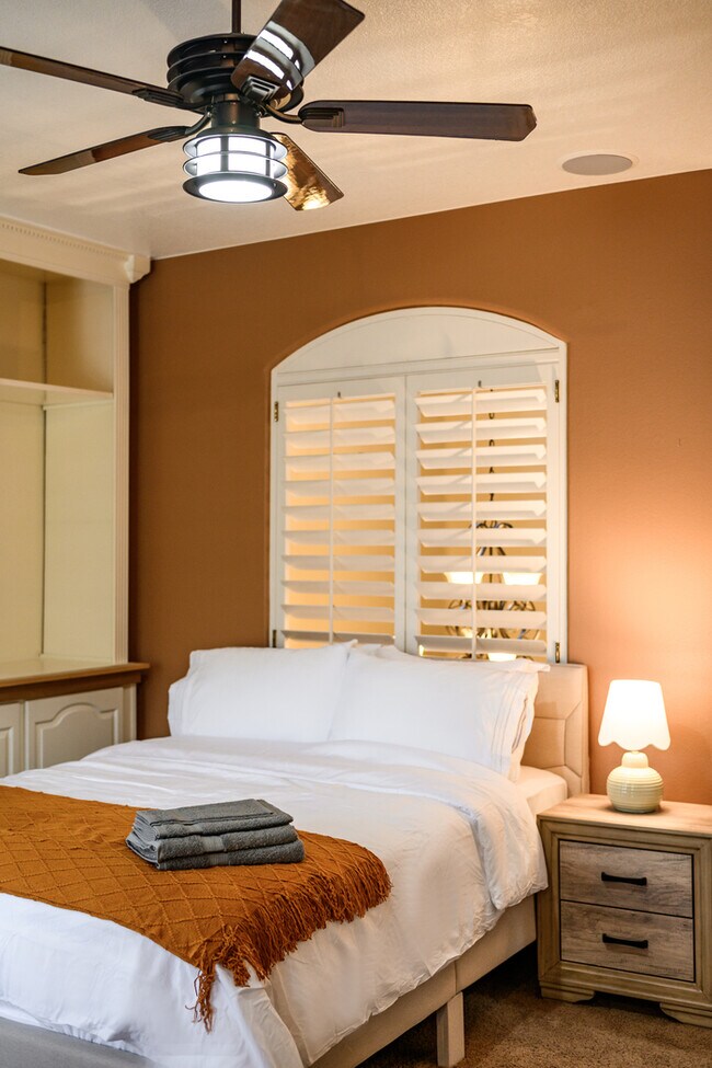 Building Photo - Elegant 5BR Furnished Estate with Pool & G...