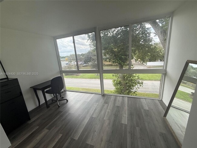 Building Photo - 1000 Country Club Dr