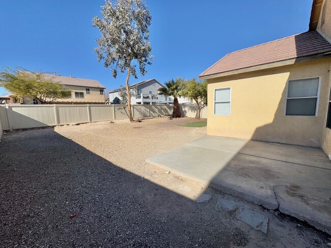 Building Photo - ADORABLE 3 BEDROOM 2 BATHROOM HOME LOCATED...