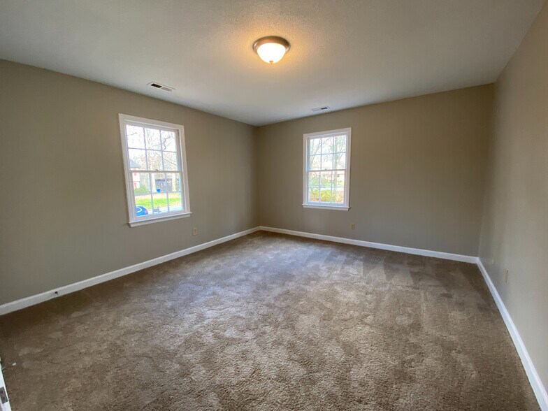 Building Photo - Room in House on Woods Ream Dr