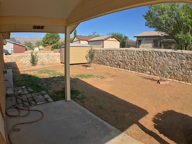 Building Photo - North Hills 3 Bed Refrig A/C!