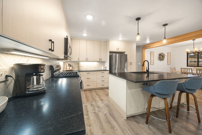 Building Photo - 420 N 6th Ave