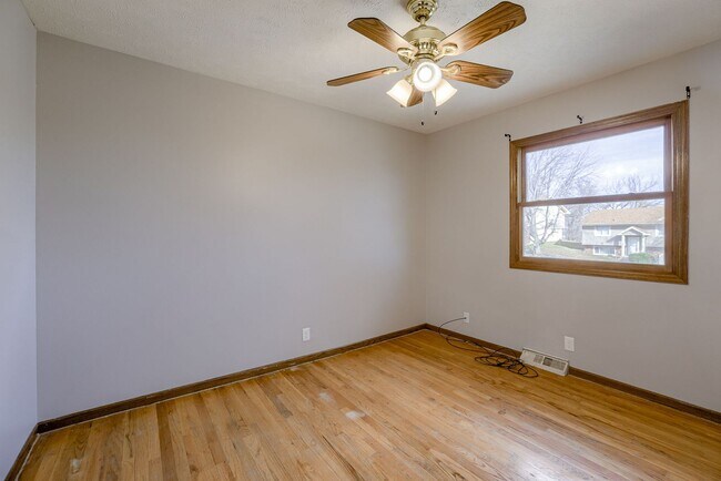 Building Photo - Conveniently Located 3 Bedroom Bellevue Home!!