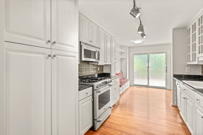 Building Photo - 3 Bed 2 Full Bath/2 Half Bath - Rockville Townhouse - Move In Ready