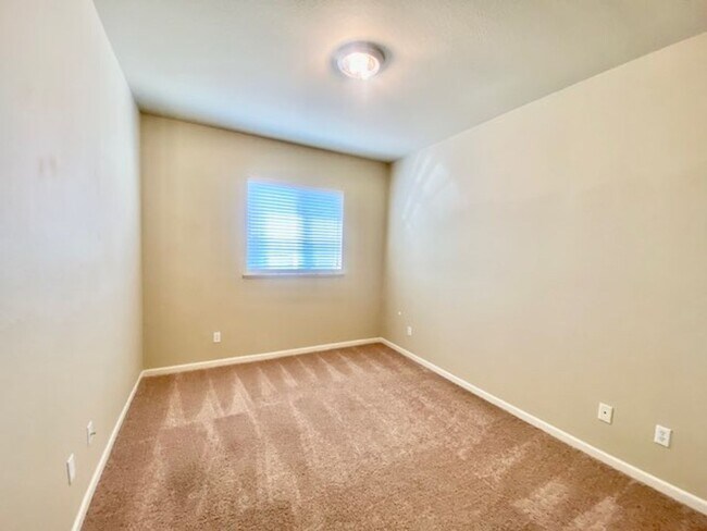 Building Photo - EXCEPTIONAL 4 BEDROOMS, 3 BATH, 3 CAR GARA...