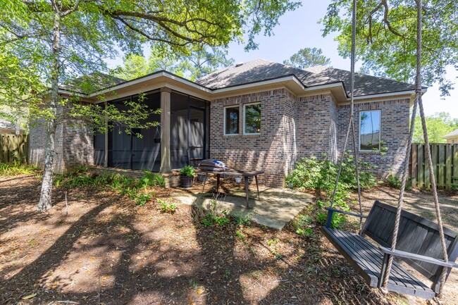 Building Photo - 4 Bedrooms, 3 bathrooms located in Fairhope!