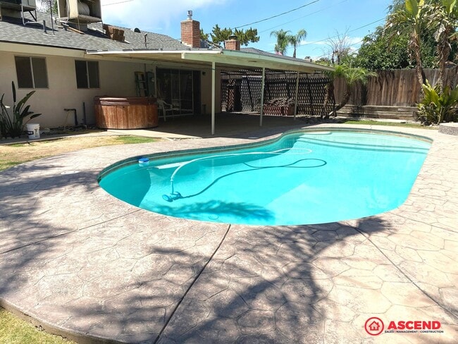 Building Photo - Immaculate Home Near China Grade Loop!