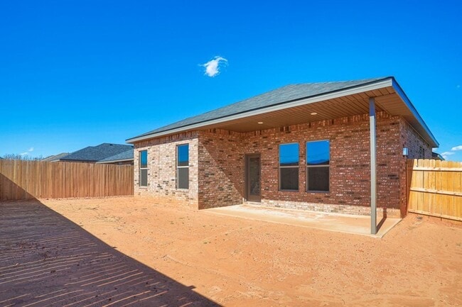 Building Photo - New Beginnings Start At AMRR: Spacious 3 bedroom in Midland!