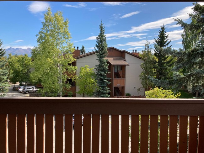 Building Photo - Well Kept 2 Bedroom Foxridge Condo W/Garag...