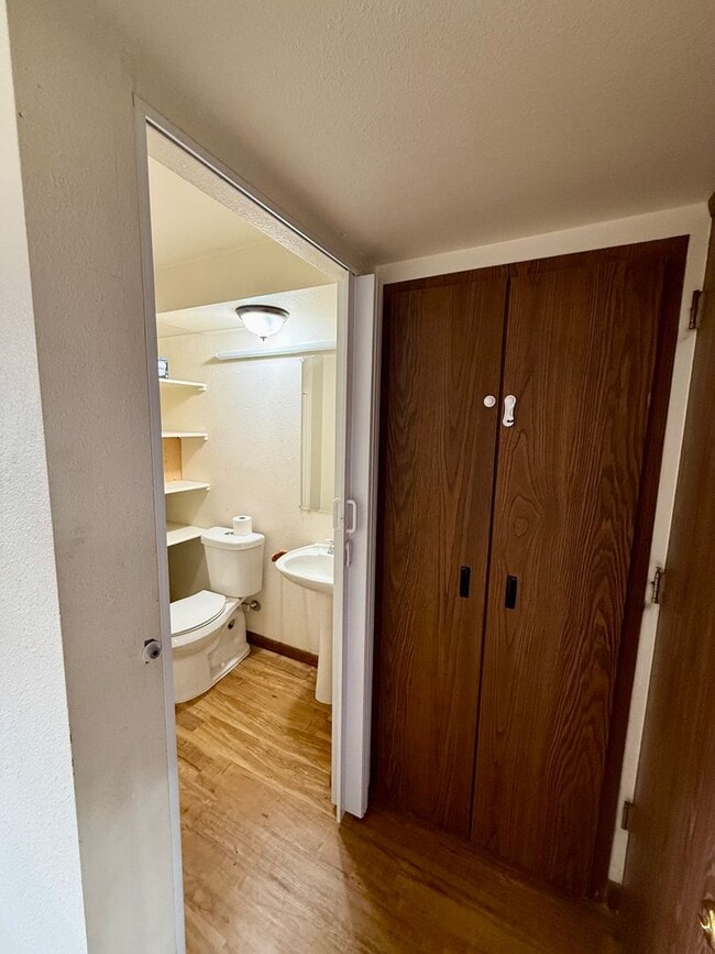 Building Photo - Large 4 Bedroom/2 Bath Bi-Level Home with ...