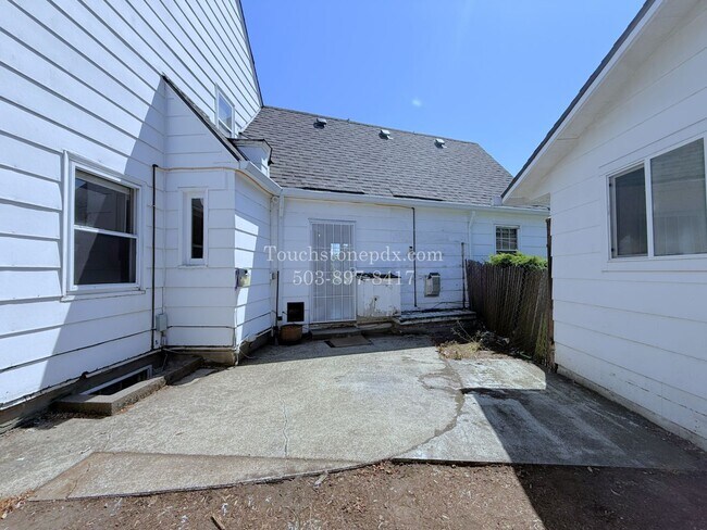 Building Photo - MOVE IN SPECIAL! ONE MONTH FREE! Timeless SE Portland 3 Bed Home w/Backyard, Hardwood Floors, & B...
