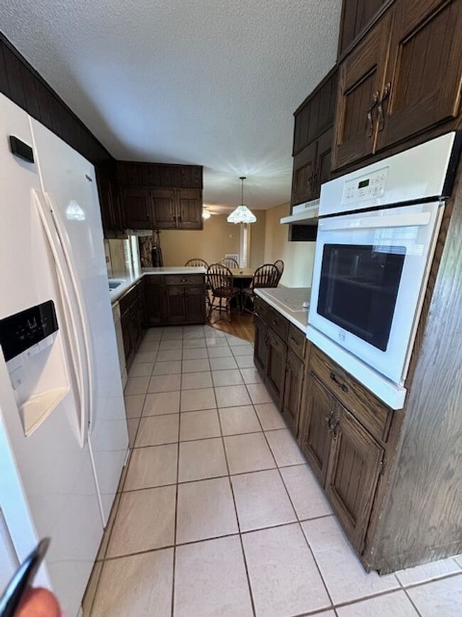 Building Photo - Maryville 37803 - 5 bedroom, 3 bath home - Contact Karen Robertson (865) 454-7626