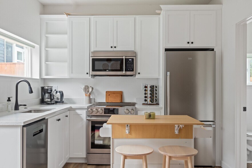 Building Photo - 5764 NE Garfield Ave.