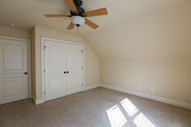 Building Photo - Gorgeous Three Bedroom Home!