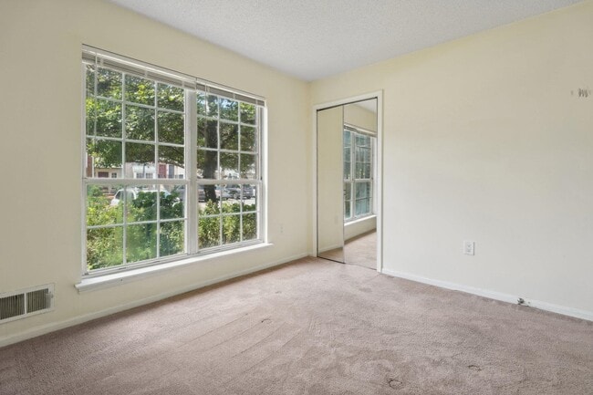 Building Photo - 14 Walnut St