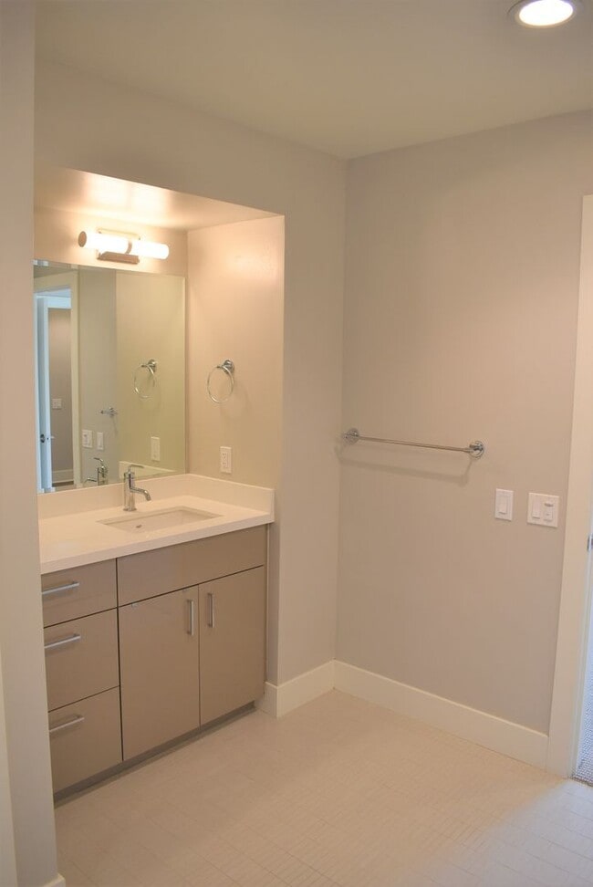 Building Photo - 2 bedroom 2.5 bath Townhome, walking dista...