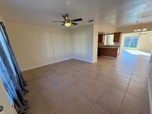 Building Photo - Beautiful single family Home.