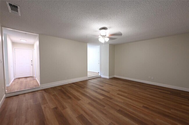 Building Photo - 9715 Oak Hollow Dr