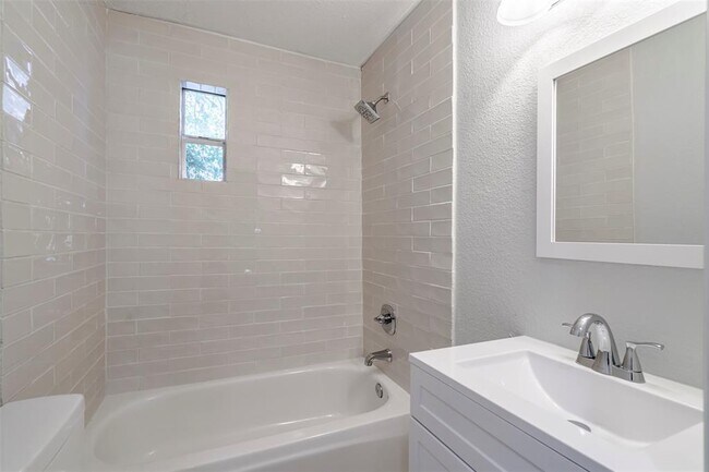 Building Photo - 1819 Pecan St