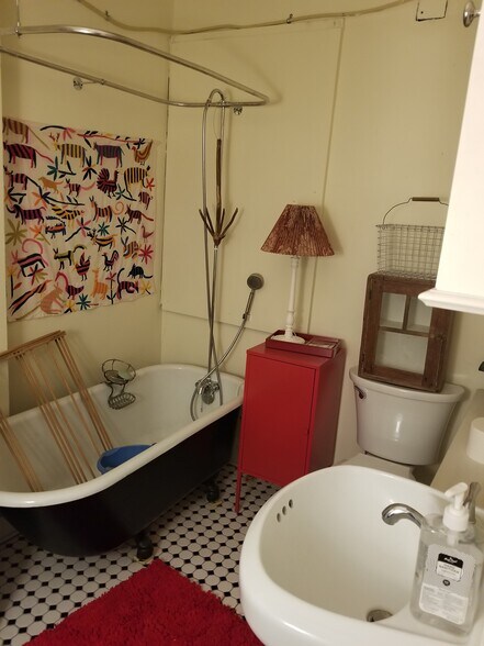 2nd FULL Bath - 101 W 39th St